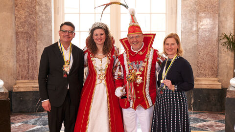 Ministerpräsident Boris Rhein und seine Frau Tanja Raab-Rhein empfangen im Schloss Biebrich in Wiesbaden hessische Fastnachtsvereine Ministerpräsident Boris Rhein und seine Frau Tanja Raab-Rhein empfangen im Schloss Biebrich in Wiesbaden hessische Fastnachtsvereine