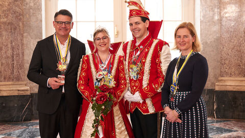 Ministerpräsident Boris Rhein und seine Frau Tanja Raab-Rhein empfangen im Schloss Biebrich in Wiesbaden hessische Fastnachtsvereine Ministerpräsident Boris Rhein und seine Frau Tanja Raab-Rhein empfangen im Schloss Biebrich in Wiesbaden hessische Fastnachtsvereine