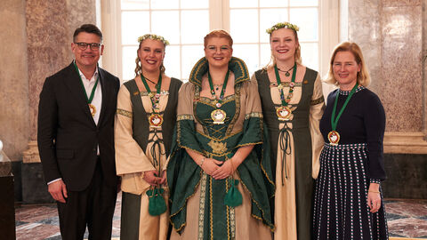 Ministerpräsident Boris Rhein und seine Frau Tanja Raab-Rhein empfangen im Schloss Biebrich in Wiesbaden hessische Fastnachtsvereine Ministerpräsident Boris Rhein und seine Frau Tanja Raab-Rhein empfangen im Schloss Biebrich in Wiesbaden hessische Fastnachtsvereine