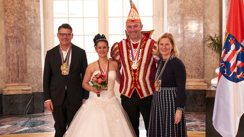 Ministerpräsident Boris Rhein und seine Frau Tanja Raab-Rhein empfangen im Schloss Biebrich in Wiesbaden hessische Fastnachtsvereine Ministerpräsident Boris Rhein und seine Frau Tanja Raab-Rhein empfangen im Schloss Biebrich in Wiesbaden hessische Fastnachtsvereine