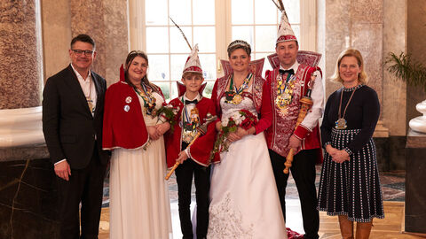 Ministerpräsident Boris Rhein und seine Frau Tanja Raab-Rhein empfangen im Schloss Biebrich in Wiesbaden hessische Fastnachtsvereine Ministerpräsident Boris Rhein und seine Frau Tanja Raab-Rhein empfangen im Schloss Biebrich in Wiesbaden hessische Fastnachtsvereine