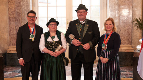 Ministerpräsident Boris Rhein und seine Frau Tanja Raab-Rhein empfangen im Schloss Biebrich in Wiesbaden hessische Fastnachtsvereine Ministerpräsident Boris Rhein und seine Frau Tanja Raab-Rhein empfangen im Schloss Biebrich in Wiesbaden hessische Fastnachtsvereine