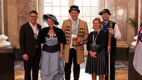 Ministerpräsident Boris Rhein und seine Frau Tanja Raab-Rhein empfangen im Schloss Biebrich in Wiesbaden hessische Fastnachtsvereine Ministerpräsident Boris Rhein und seine Frau Tanja Raab-Rhein empfangen im Schloss Biebrich in Wiesbaden hessische Fastnachtsvereine