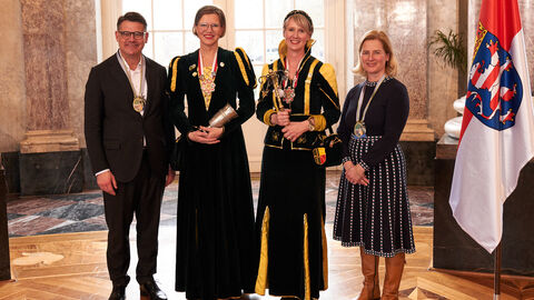 Ministerpräsident Boris Rhein und seine Frau Tanja Raab-Rhein empfangen im Schloss Biebrich in Wiesbaden hessische Fastnachtsvereine Ministerpräsident Boris Rhein und seine Frau Tanja Raab-Rhein empfangen im Schloss Biebrich in Wiesbaden hessische Fastnachtsvereine