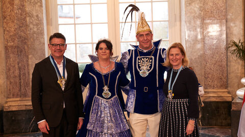 Ministerpräsident Boris Rhein und seine Frau Tanja Raab-Rhein empfangen im Schloss Biebrich in Wiesbaden hessische Fastnachtsvereine Ministerpräsident Boris Rhein und seine Frau Tanja Raab-Rhein empfangen im Schloss Biebrich in Wiesbaden hessische Fastnachtsvereine