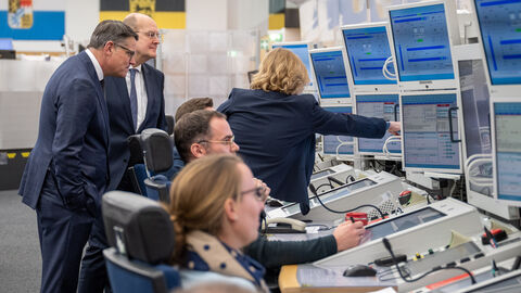 Ministerpräsident Rhein tauscht sich mit Fluglotsen über ihre Arbeit aus Ministerpräsident Rhein tauscht sich mit Fluglotsen über ihre Arbeit aus