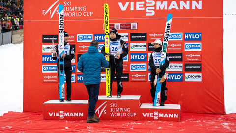 Ministerpräsident Rhein gratuliert Yuki Ito zu ihrem Sieg beim Skisprung-Weltcup in Willingen. Ministerpräsident Rhein gratuliert Yuki Ito zu ihrem Sieg beim Skisprung-Weltcup in Willingen.