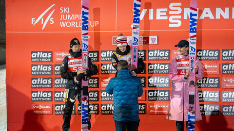 Ministerpräsident Rhein gratuliert Halvor Egner Granerud zu seinem Sieg beim Skisprung-Weltcup in Willingen. Ministerpräsident Rhein gratuliert Halvor Egner Granerud zu seinem Sieg beim Skisprung-Weltcup in Willingen.