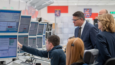 Ministerpräsident Rhein tauscht sich mit Fluglotsen über ihre Arbeit aus Ministerpräsident Rhein tauscht sich mit Fluglotsen über ihre Arbeit aus