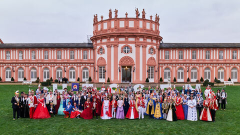 Ministerpräsident Boris Rhein und seine Frau Tanja Raab-Rhein empfangen im Schloss Biebrich in Wiesbaden hessische Fastnachtsvereine Gruppenbild Erwachsene: Ministerpräsident Boris Rhein und seine Frau Tanja Raab-Rhein empfangen im Schloss Biebrich in Wiesbaden hessische Fastnachtsvereine