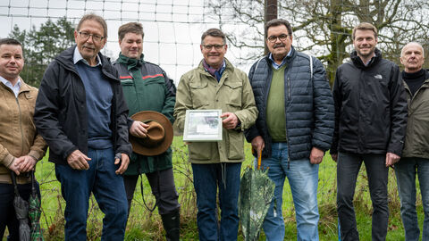 Ministerpräsident Boris Rhein hat bei seinem Besuch des Tiergartens Weilburg die Patenschaft für den kürzlich geborenen Elch „Georg“ übernommen. Ministerpräsident Boris Rhein hat bei seinem Besuch des Tiergartens Weilburg die Patenschaft für den kürzlich geborenen Elch „Georg“ übernommen.
