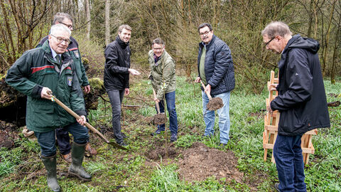 Ministerpräsident Boris Rhein hat bei seinem Besuch des Tiergartens Weilburg einen Baum am Ende der historischen „Tausend-Linden-Allee“, die den Wildpark mit der Stadt Weilburg verbindet, gepflanzt. Ministerpräsident Boris Rhein hat bei seinem Besuch des Tiergartens Weilburg einen Baum am Ende der historischen „Tausend-Linden-Allee“, die den Wildpark mit der Stadt Weilburg verbindet, gepflanzt.
