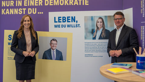 Landtagspräsidentin Astrid Wallmann und Ministerpräsident Boris Rhein Landtagspräsidentin Astrid Wallmann und Ministerpräsident Boris Rhein vor Plakat
