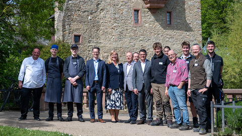Aktionswoche „Kabinett besucht Talente“ – Regierungschef schaut Auszubildenden in Schloss Vollrads über die Schulter. Aktionswoche „Kabinett besucht Talente“ – Regierungschef schaut Auszubildenden in Schloss Vollrads über die Schulter.