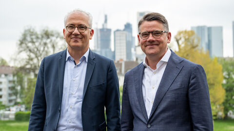 Ministerpräsident Boris Rhein und sein Stellvertreter, Wirtschaftsminister Tarek Al-Wazir, haben am Montag, 8. Mai 2023, die Bilanz der Regierungsarbeit in der 20. Legislaturperiode vorgestellt. Wirtschaftsminister Tarek Al-Wazir (links) und Ministerpräsident Boris Rhein (rechts) vor der Frankfurter Skyline