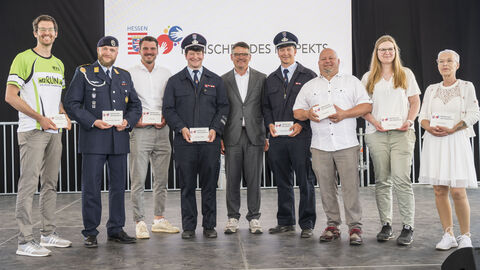 (v.r.n.l.): Christa Kreis, Marie Ludwig, Thilo Hanke, Tobias und Christian Pfeifer, Julian Zell, Jochen Richard Knoblauch und Benedikt Weber sind von Ministerpräsident Boris Rhein (Mitte) als „Menschen des Respekts“ ausgezeichnet worden. (v.r.n.l.): Christa Kreis, Marie Ludwig, Thilo Hanke, Tobias und Christian Pfeifer, Julian Zell, Jochen Richard Knoblauch und Benedikt Weber sind von Ministerpräsident Boris Rhein (Mitte) als „Menschen des Respekts“ ausgezeichnet worden.
