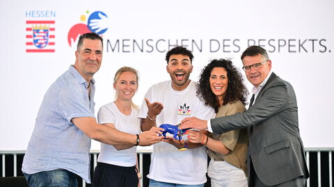 Christoph Grüne, Julia Boike und Younes Zarou haben mit Moderatorin Evren Gezer und Ministerpräsident Boris Rhein über Respekt im Alltag diskutiert. (v.l.n.r.) Christoph Grüne, Julia Boike und Younes Zarou haben mit Moderatorin Evren Gezer und Ministerpräsident Boris Rhein über Respekt im Alltag diskutiert. (v.l.n.r.)
