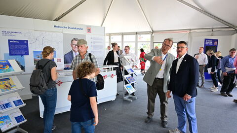 Ministerpräsident Boris Rhein besucht den "Treffpunkt Hessen" auf dem Hessentag. Ministerpräsident Boris Rhein besucht den "Treffpunkt Hessen" auf dem Hessentag.