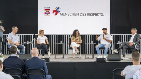 Christoph Grüne, Julia Boike und Younes Zarou haben mit Moderatorin Evren Gezer und Ministerpräsident Boris Rhein über Respekt im Alltag diskutiert. Christoph Grüne, Julia Boike und Younes Zarou haben mit Moderatorin Evren Gezer und Ministerpräsident Boris Rhein über Respekt im Alltag diskutiert.
