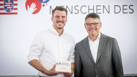Ministerpräsident Boris Rhein (rechts) und der „Mensch des Respekts“ Julian Zell Ministerpräsident Boris Rhein (rechts) und der „Mensch des Respekts“ Julian Zell