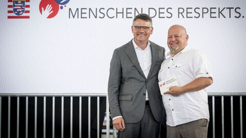 Ministerpräsident Boris Rhein (links) und der „Mensch des Respekts“ Thilo Hanke Ministerpräsident Boris Rhein (links) und der „Mensch des Respekts“ Thilo Hanke