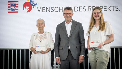 Ministerpräsident Boris Rhein (Mitte) und die „Menschen des Respekts“ Christa Kreis (links) und Marie Ludwig Ministerpräsident Boris Rhein (Mitte) und die „Menschen des Respekts“ Christa Kreis (links) und Marie Ludwig