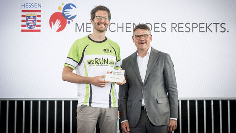 Ministerpräsident Boris Rhein (rechts) und der „Mensch des Respekts“ Benedikt Weber Ministerpräsident Boris Rhein (rechts) und der „Mensch des Respekts“ Benedikt Weber