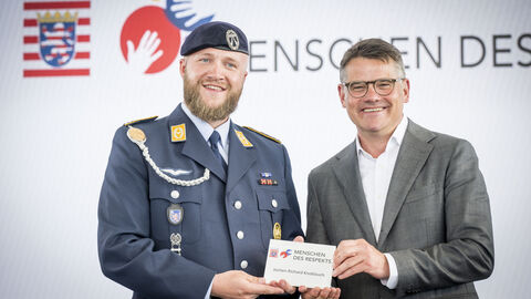 Ministerpräsident Boris Rhein (rechts) und der „Mensch des Respekts“ Jochen Richard Knoblauch Ministerpräsident Boris Rhein (rechts) und der „Mensch des Respekts“ Jochen Richard Knoblauch