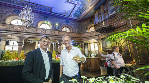 Der Chef der Staatskanzlei Axel Wintermeyer eröffnet "Glückskirche". Der Chef der Staatskanzlei Axel Wintermeyer eröffnet "Glückskirche".