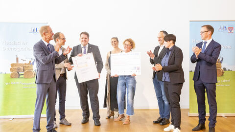 Der Chef der Hessischen Staatskanzlei und Demografie-Beauftragte der Landesregierung, Staatsminister Axel Wintermeyer, hat die Denkmalagentur des Landkreises Marburg-Biedenkopf mit dem zweiten Platz beim Hessischen Demografie-Preis 2023 ausgezeichnet. Der Chef der Hessischen Staatskanzlei und Demografie-Beauftragte der Landesregierung, Staatsminister Axel Wintermeyer, hat die Denkmalagentur des Landkreises Marburg-Biedenkopf mit dem zweiten Platz beim Hessischen Demografie-Preis 2023 ausgezeichnet.