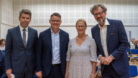 Regierungschef Boris Rhein (2.v.l.) mit Teilnehmenden.