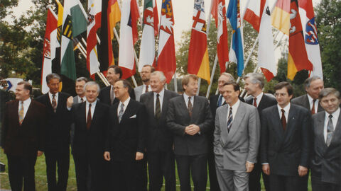 MPK 1991 Die Ministerpräsidenten vor den Landesfahnen.