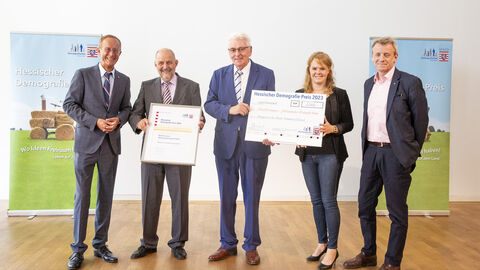 Der Chef der Hessischen Staatskanzlei und Demografie-Beauftragte der Landesregierung, Staatsminister Axel Wintermeyer, hat das Projekt „MarktCampus – Miteinander Zukunft leben“ aus Homberg (Efze) mit dem dritten Platz beim Hessischen Demografie-Preis 2023 ausgezeichnet. Der Chef der Hessischen Staatskanzlei und Demografie-Beauftragte der Landesregierung, Staatsminister Axel Wintermeyer, hat das Projekt „MarktCampus – Miteinander Zukunft leben“ aus Homberg (Efze) mit dem dritten Platz beim Hessischen Demografie-Preis 2023 ausgezeichnet.