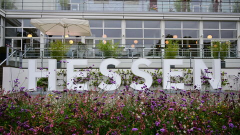 Die HESSEN-Buchstaben vor dem Tagungsort Gesellschaftshaus Palmengarten Die HESSEN-Buchstaben vor dem Tagungsort Gesellschaftshaus Palmengarten