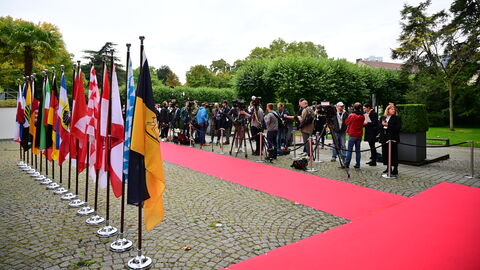 Gespanntes Warten auf die Regierungschefinnen und Regierungschefs der Länder am Tagungsort Gesellschaftshaus Palmengarten Gespanntes Warten auf die Regierungschefinnen und Regierungschefs der Länder am Tagungsort Gesellschaftshaus Palmengarten