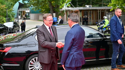 Vorfahrt und Begrüßung von Bodo Ramelow Vorfahrt von Ministerpräsident Bodo Ramelow (links) und Begrüßung durch den Hessischen Ministerpräsidenten Boris Rhein (rechts)