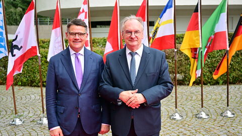 Begrüßung von Dr. Reiner Haseloff Begrüßung von Ministerpräsident Dr. Reiner Haseloff (rechts) durch den Hessischen Ministerpräsidenten Boris Rhein (links)