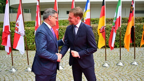 Begrüßung von Michael Kretschmer Begrüßung von Ministerpräsident Michael Kretschmer (rechts) durch den Hessischen Ministerpräsidenten Boris Rhein (links)