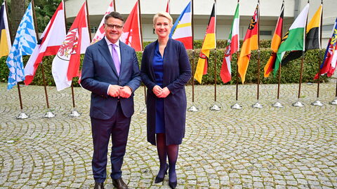 Begrüßung von Manuela Schwesig Begrüßung von Ministerpräsidentin Manuela Schwesig (rechts) durch den Hessischen Ministerpräsidenten Boris Rhein (links)
