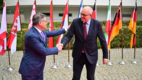 Begrüßung von Dr. Andreas Bovenschulte Begrüßung des Bürgermeisters der Freien Hansestadt Bremen, Dr. Andreas Bovenschulte (rechts) durch den Hessischen Ministerpräsidenten Boris Rhein (links)