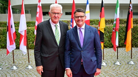 Begrüßung von Winfried Kretschmann Begrüßung von Ministerpräsident Winfried Kretschmann (links) durch den Hessischen Ministerpräsidenten Boris Rhein (rechts)