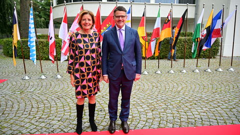 Begrüßung von Malu Dreyer Begrüßung von Ministerpräsidentin Malu Dreyer (links) durch den Hessischen Ministerpräsidenten Boris Rhein (rechts)