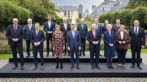 Gruppenfoto der Regierungschefinnen und Regierungschefs der Länder Gruppenfoto der Regierungschefinnen und Regierungschefs der Länder (v.l.n.r.): Dr. Reiner Haseloff, Hendrik Wüst, Winfried Kretschmann, Stephan Weil, Daniel Günther, Dr. Peter Tschentscher sowie Bodo Ramelow (hinten), Dr. Andreas Bovenschulte, Michael Kretschmer, Malu Dreyer, Boris Rhein, Kai Wegner, Manuela Schwesig, Anke Rehlinger sowie Dr. Dietmar Woidke (vorne).