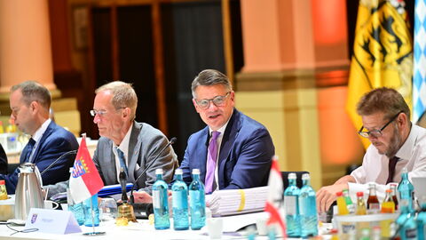 Vier Teilnehmer des Landes Hessen während der Vorbesprechungen der Regierungschefinnen und Regierungschefs der B-Länder im Festsaal des Gesellschaftshaus Palmengarten Vier Teilnehmer des Landes Hessen während der Vorbesprechungen der Regierungschefinnen und Regierungschefs der B-Länder im Festsaal des Gesellschaftshaus Palmengarten