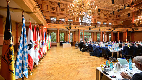 Zu Beginn der gemeinsamen Beratungen der Regierungschefinnen und Regierungschefs der Länder am Freitag im Festsaal des Gesellschaftshaus Palmengarten Zu Beginn der gemeinsamen Beratungen der Regierungschefinnen und Regierungschefs der Länder am Freitag im Festsaal des Gesellschaftshaus Palmengarten