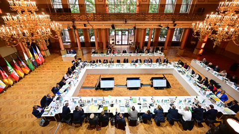Zu Beginn der gemeinsamen Beratungen der Regierungschefinnen und Regierungschefs der Länder am Freitag im Festsaal des Gesellschaftshaus Palmengarten Zu Beginn der gemeinsamen Beratungen der Regierungschefinnen und Regierungschefs der Länder am Freitag im Festsaal des Gesellschaftshaus Palmengarten