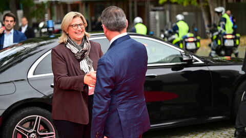 Vorfahrt und Begrüßung von Anke Rehlinger Vorfahrt von Ministerpräsidentin Anke Rehlinger (links) und Begrüßung durch den Hessischen Ministerpräsidenten Boris Rhein (rechts)