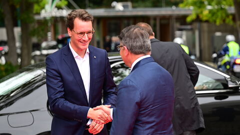 Vorfahrt und Begrüßung von Hendrik Wüst Vorfahrt von Ministerpräsident Hendrik Wüst (links) und Begrüßung durch den Hessischen Ministerpräsidenten Boris Rhein (rechts)
