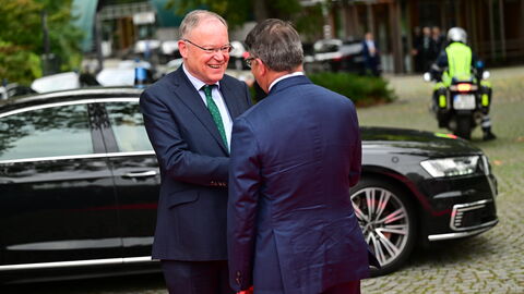 Vorfahrt und Begrüßung von Stephan Weil Vorfahrt von Ministerpräsident Stephan Weil (links) und Begrüßung durch den Hessischen Ministerpräsidenten Boris Rhein (rechts)