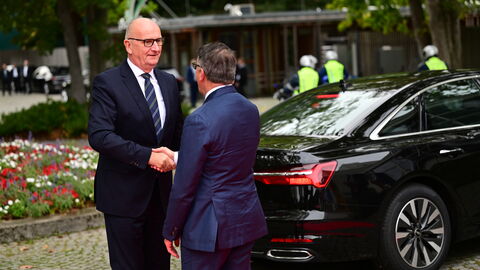 Vorfahrt und Begrüßung von Dr. Dietmar Woidke Vorfahrt von Ministerpräsident Dr. Dietmar Woidke (links) und Begrüßung durch den Hessischen Ministerpräsidenten Boris Rhein (rechts)